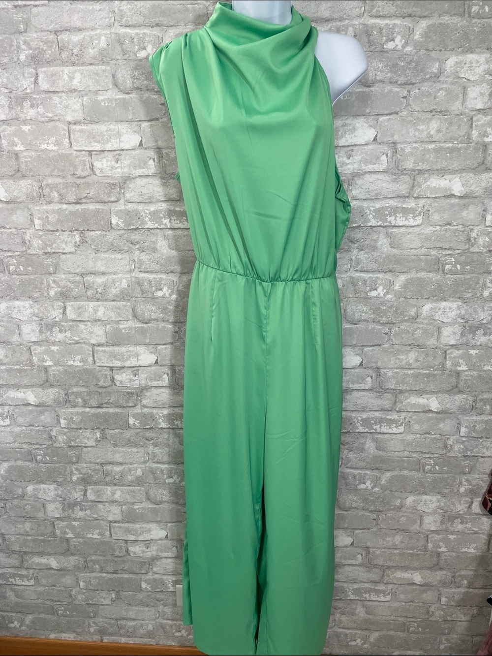 Prettygarden Satin Sleeveless Green Mockneck Draped Jumpsuit
